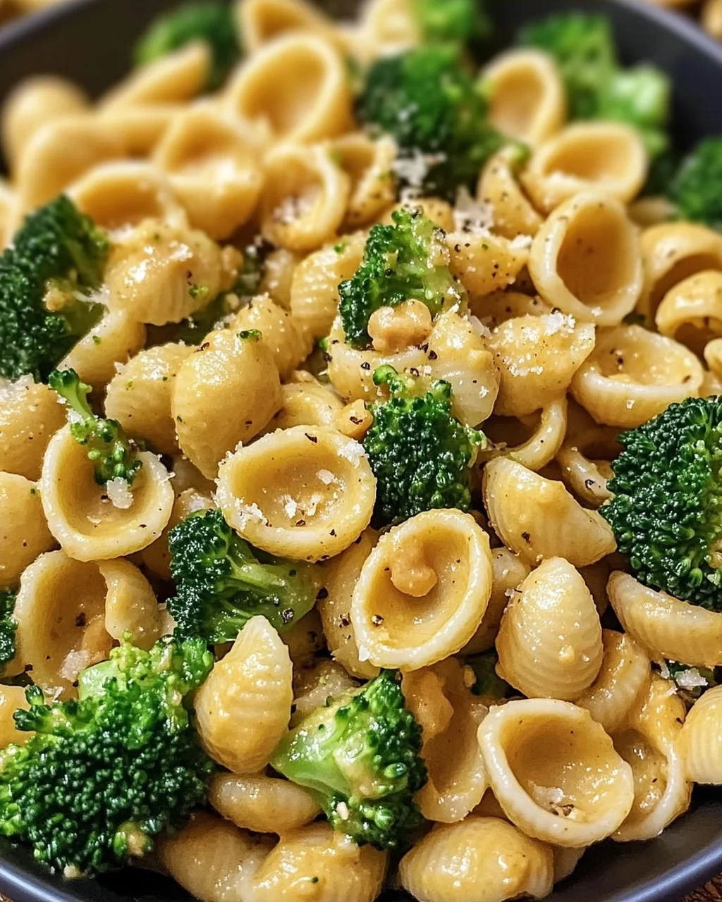 Cremige Erdnuss Brokkoli Orecchiette Pasta