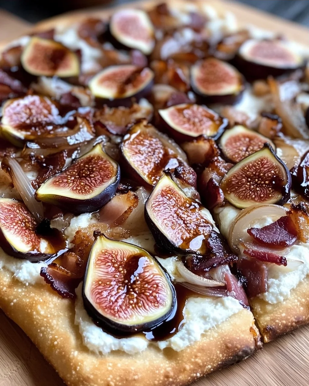 Feigen-Bacon-Pizza mit karamellisierten Zwiebeln und Balsamico