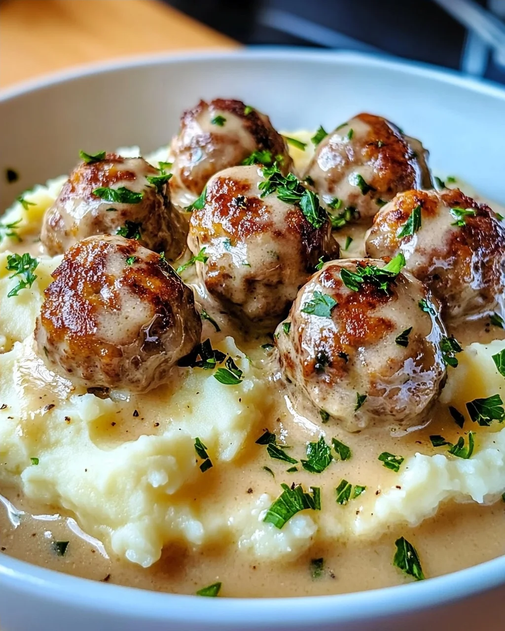 Hackbällchen in cremiger Sauce mit Kartoffelpüree