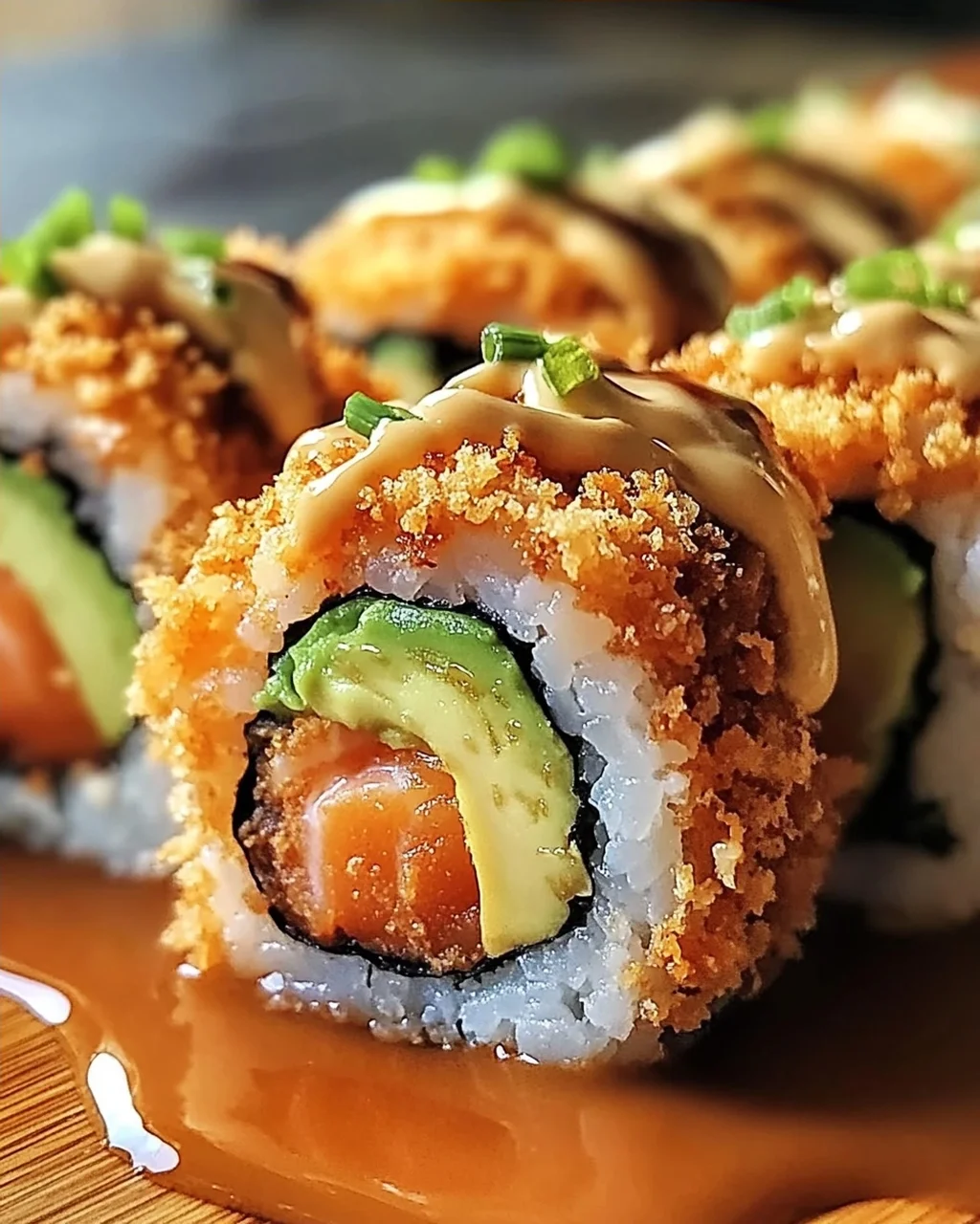 Knusprige frittierte Lachs- und Avocado-Rollen genießen
