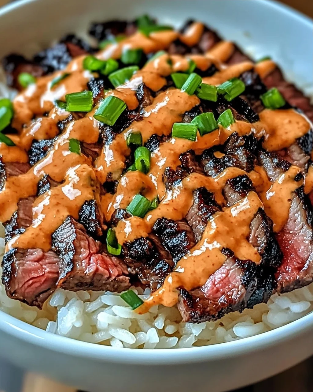 Koreanisches BBQ Steak Reis Schalen mit scharfer Sauce
