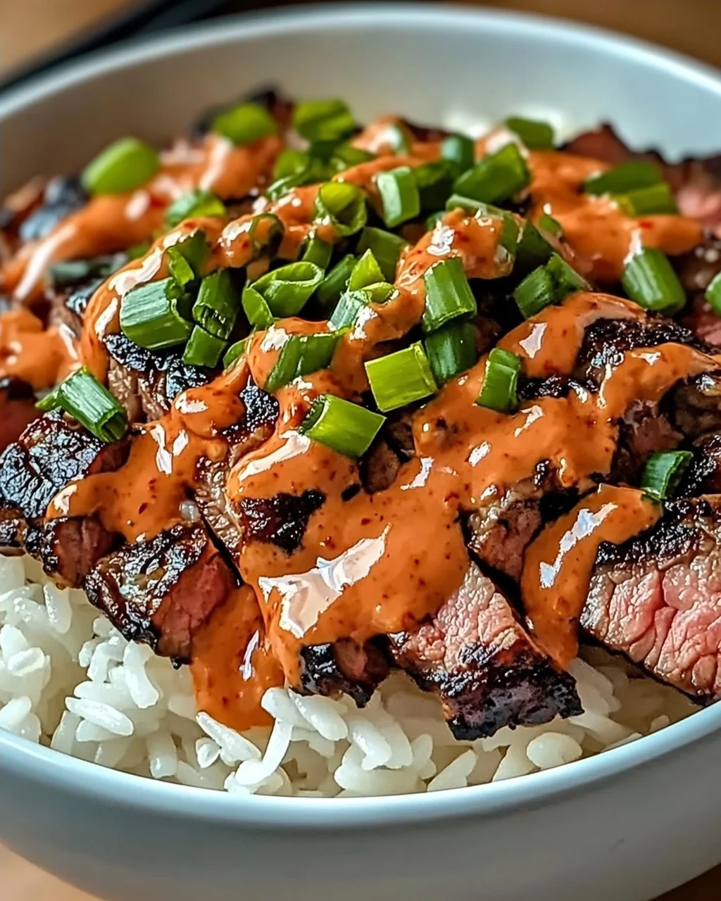 Koreanisches BBQ Steak Reis Schalen mit scharfer Sauce