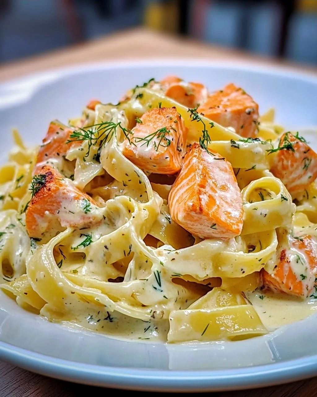 Pasta mit Lachs und Sahnesoße