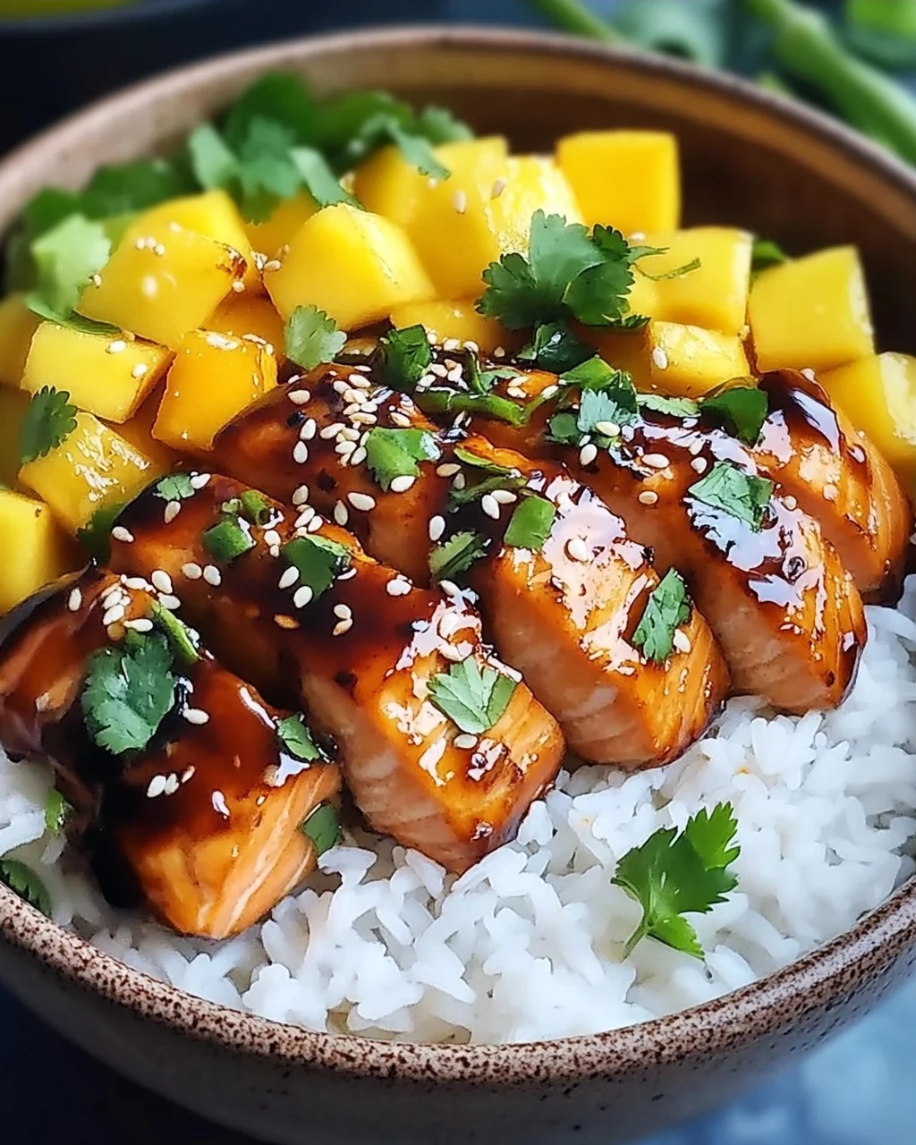 Teriyaki Lachs Reisschüssel mit Mango