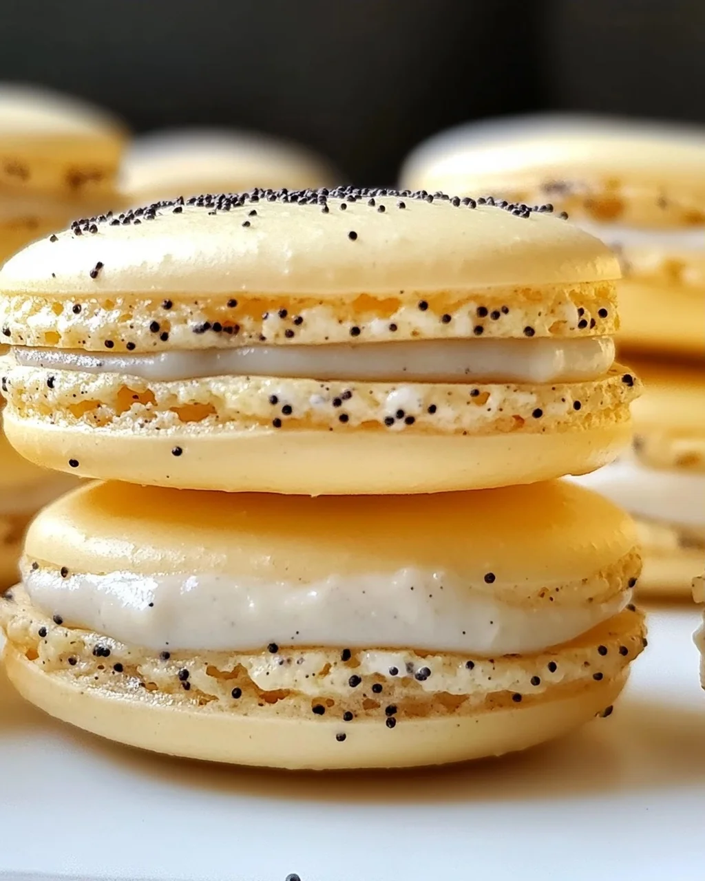 Zitronen-Mohn-Macarons mit cremiger Füllung