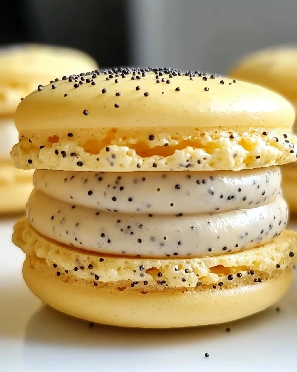 Zitronen-Mohn-Macarons mit cremiger Füllung